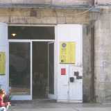 L'ingresso della libreria temporanea Spine Bookstore, aperta durante le feste natalizie negli spazi di Palazzo del Sedile, in piazza Mercantile 
